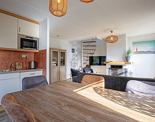 Gezellige woonkamer van Villapark Residentie Texel nr. 711 in De Cocksdorp, Texel. Vakantiehuis met moderne keuken en sfeervolle inrichting.