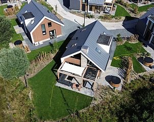 Luftaufnahme eines freistehenden Hauses in De Cocksdorp, Texel, Waddeninseln, mit moderner Architektur und grner Umgebung.