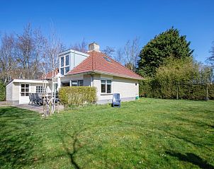 Ruime tuin bij vakantiehuis Bungalowpark Slufterduin - 't Oppertje in De Cocksdorp, Texel.