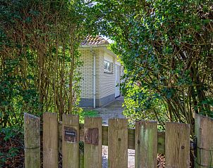 Ingang van Bungalowpark Slufterduin - 't Oppertje, vakantiehuis in De Cocksdorp, Texel omgeven door groen.