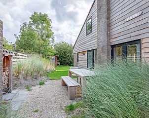 Kaap Zilt vacation home at Roggeslootweg 125 in De Cocksdorp, Texel, surrounded by green nature and a spacious garden for relaxation.