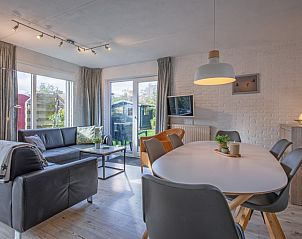 Gezellige woonkamer in Villapark Residentie Texel nr. 305, vakantiehuis in De Cocksdorp, Texel met uitzicht op de tuin.