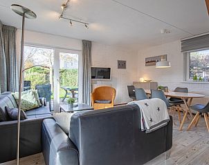 Gezellige woonkamer in Villapark Residentie Texel nr. 305, vakantiehuis in De Cocksdorp, Texel, met comfortabel interieur en tuinzicht.