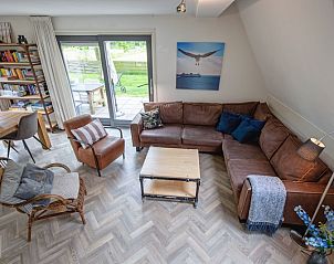 Gezellige woonkamer van Blommetjes Buiten, De Cocksdorp, Texel met ruime zithoek en tuinzicht.