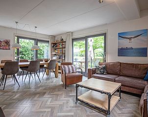 Open leefruimte in Blommetjes Buiten vakantiehuis, De Cocksdorp, Texel met eet- en zithoek.