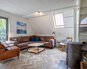 Comfortabele zithoek in Blommetjes Buiten, De Cocksdorp, Texel met veel natuurlijk licht.