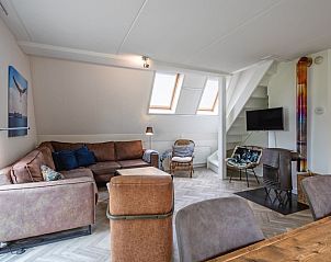 Ruime woonkamer in Blommetjes Buiten, De Cocksdorp, Texel met moderne inrichting en tuinzicht.