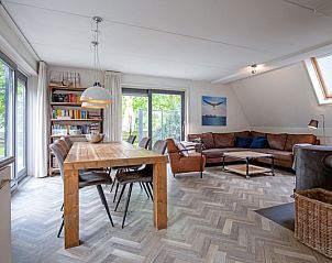 Gezellige leefruimte in Blommetjes Buiten, De Cocksdorp, Texel met toegang tot terras.