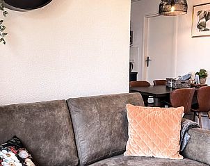 Gezellige woonkamer van Vakantiehuisje in De Cocksdorp, Texel met comfortabele bank en eethoek, ideaal voor een ontspannen vakantie.