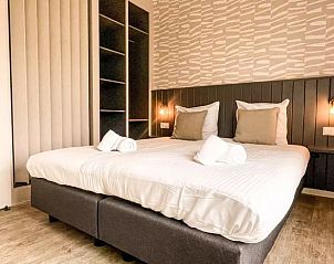 Stijlvolle tweepersoonsslaapkamer in Huisje in De Cocksdorp, Texel, met modern interieur en zachte bedden.