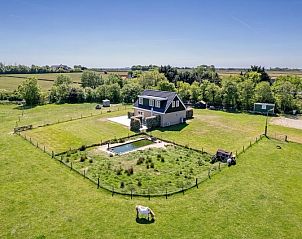 Luchtfoto van Texels Vakantiehuis in De Cocksdorp, omgeven door uitgestrekte natuur op Texel, Waddeneilanden.