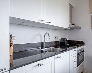 Moderne keuken in Texels Vakantiehuis, De Cocksdorp, ideaal voor een comfortabel verblijf op Texel, Waddeneilanden.