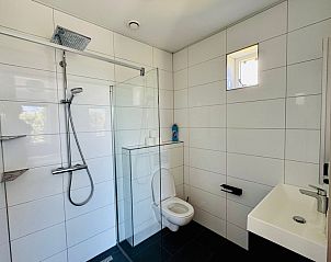 Moderne badkamer in Texels Vakantiehuis, De Cocksdorp, biedt luxe op Texel, Waddeneilanden.