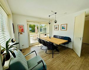 Gezellige eetkamer in Texels Vakantiehuis, De Cocksdorp, met uitzicht op terras op Texel, Waddeneilanden.