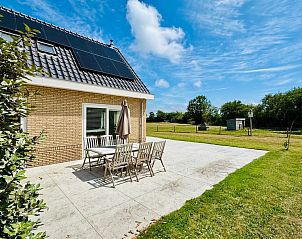 Ruim terras van Texels Vakantiehuis in De Cocksdorp, perfect voor buitenmaaltijden op Texel, Waddeneilanden.