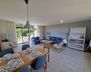 Lichte woonkamer van Bungalowpark Tamarisk - Bungalow 178 in De Cocksdorp, Texel met comfortabele zithoek.