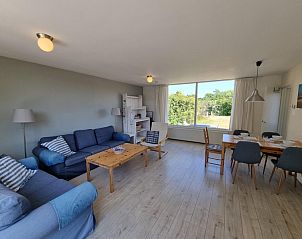 Gezellige leefruimte in Bungalow 178 op Bungalowpark Tamarisk, De Cocksdorp Texel met eet- en zithoek.