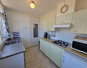 Volledig uitgeruste keuken in Bungalowpark Tamarisk - Bungalow 178, De Cocksdorp Texel met moderne voorzieningen.