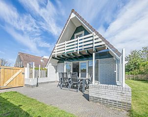 Das Ferienhaus Schelpenoord 135 in De Cocksdorp, Texel, bietet eine sonnige Terrasse mit modernen Gartenmbeln auf den Watteninseln.