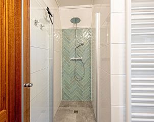 Begehbare Dusche im Ferienhaus Schelpenoord 135, De Cocksdorp, Texel mit eleganten grnen Fliesen und moderner Verarbeitung.