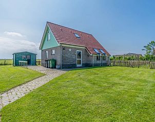 Vakantiehuisje in De Cocksdorp, Texel met groene tuin en uitzicht op de Waddeneilanden, ideaal voor een ontspannen verblijf in de natuur.