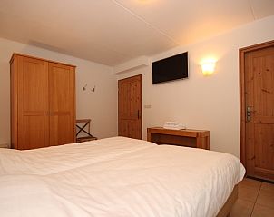 Slaapkamer met tweepersoonsbed in Villa De Witte Hoek serre huisdiervrij, De Cocksdorp Texel, biedt comfort en rust voor een goede nachtrust.