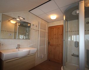 Stijlvolle badkamer met douche in Villa De Witte Hoek serre huisdiervrij, De Cocksdorp Texel, uitgerust met moderne voorzieningen.