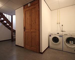 Handige wasruimte in Villa De Witte Hoek serre huisdiervrij, De Cocksdorp Texel, met wasmachine en droger voor extra gemak.