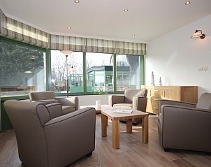 Lichte serre in Villa De Witte Hoek huisdiervrij, De Cocksdorp Texel, biedt een gezellige zithoek met uitzicht op de tuin.