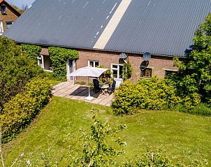 Sunny terrace at Cottage in De Cocksdorp, vacation home in De Cocksdorp, Texel, ideal for relaxation.