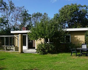 Bungalowpark Slufteroord 292 in De Cocksdorp, Texel, biedt een vakantiehuis met groene tuin en zonnig terras op de Waddeneilanden.