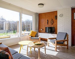 Gezellige zithoek in Vakantiehuis Slufteroord 292, Bungalowpark Slufteroord, De Cocksdorp, Texel, perfect voor ontspannen avonden.