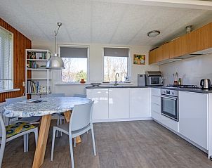 Moderne keuken in Vakantiehuis Slufteroord 292, Bungalowpark Slufteroord, De Cocksdorp, Texel, met eethoek en veel licht.