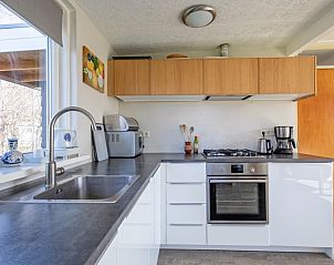 Volledig uitgeruste keuken in Vakantiehuis Slufteroord 292, Bungalowpark Slufteroord, De Cocksdorp, Texel, ideaal voor koken op vakantie.