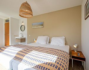 Ruime slaapkamer met tweepersoonsbed in Vakantiehuis Slufteroord 292, Bungalowpark Slufteroord, De Cocksdorp, Texel.