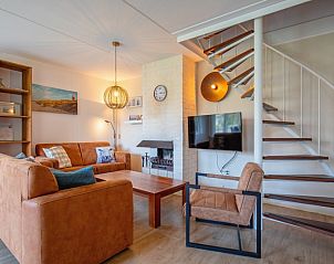 Gezellige woonkamer in Villapark Residentie Texel nr. 469, vakantiehuis in De Cocksdorp, Texel, met comfortabele zithoek en moderne inrichting.