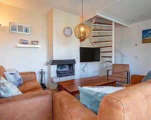 Gezellige woonkamer van Villapark Residentie Texel nr. 469 in De Cocksdorp, Texel, met comfortabele zithoek en open haard.