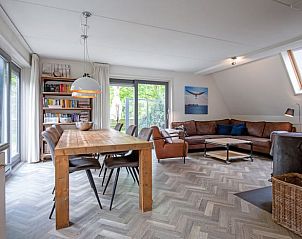 Ruime woonkamer van Vakantiehuis in De Cocksdorp, Texel met comfortabele zithoek en eethoek, ideaal voor ontspanning op de Waddeneilanden.