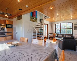 Gezellige eetkamer in Villapark Residentie Texel nr. 463, vakantiehuis in De Cocksdorp, Texel met veel natuurlijk licht en uitzicht op tuin.