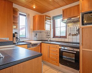 Comfortabele slaapkamer in Villapark Residentie Texel nr. 463, vakantiehuis in De Cocksdorp, Texel, met houten bed en warme sfeer.