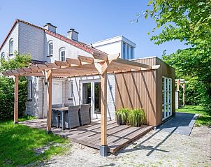 Vakantiehuis D 690 in De Cocksdorp, Texel biedt een zonnig terras met houten pergola, ideaal voor ontspanning op de Waddeneilanden.