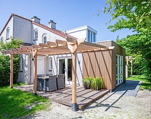 Vakantiehuis D 690 in De Cocksdorp, Texel met zonnige veranda en groene omgeving, ideaal voor ontspanning op de Waddeneilanden.