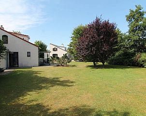 Ruime tuin bij Vakantiehuis D 503 in De Cocksdorp, Texel, omringd door groene natuur en rustgevende omgeving op de Waddeneilanden.