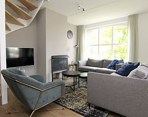 Gezellige woonkamer van Vakantiehuis D 503 in De Cocksdorp, Texel. Comfortabele zithoek met moderne inrichting en grote ramen voor veel licht.