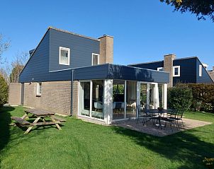 Vakantiehuis B 289 in De Cocksdorp, Texel, biedt een zonnig terras en groene tuin voor ontspanning op de Waddeneilanden.