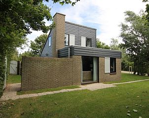 Vakantiehuis B 121 in De Cocksdorp op Texel biedt een serene buitenruimte met groene tuin, ideaal voor een ontspannen verblijf op de Waddeneilanden.