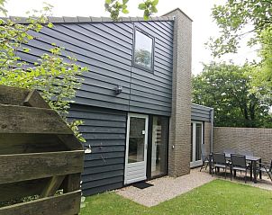 Vakantiehuis B 121 in De Cocksdorp, Texel biedt een moderne buitenruimte met terras en tuin, ideaal voor een ontspannen verblijf op de Waddeneilanden.