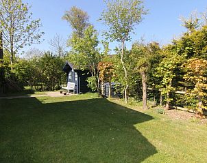 Enjoy the green garden at Holiday home A 167, located in De Cocksdorp on Texel, an ideal place for peace and nature on the Wadden Islands.