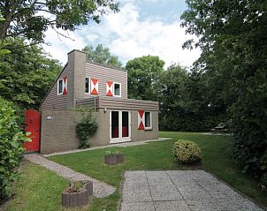 Vakantiehuis B 053 in De Cocksdorp op Texel biedt een charmante verblijfservaring met een weelderige tuin en moderne architectuur.