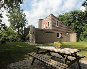 Vakantiehuis B 053 in De Cocksdorp op Texel biedt een ruime tuin met picknicktafel, ideaal voor ontspanning op de Waddeneilanden.